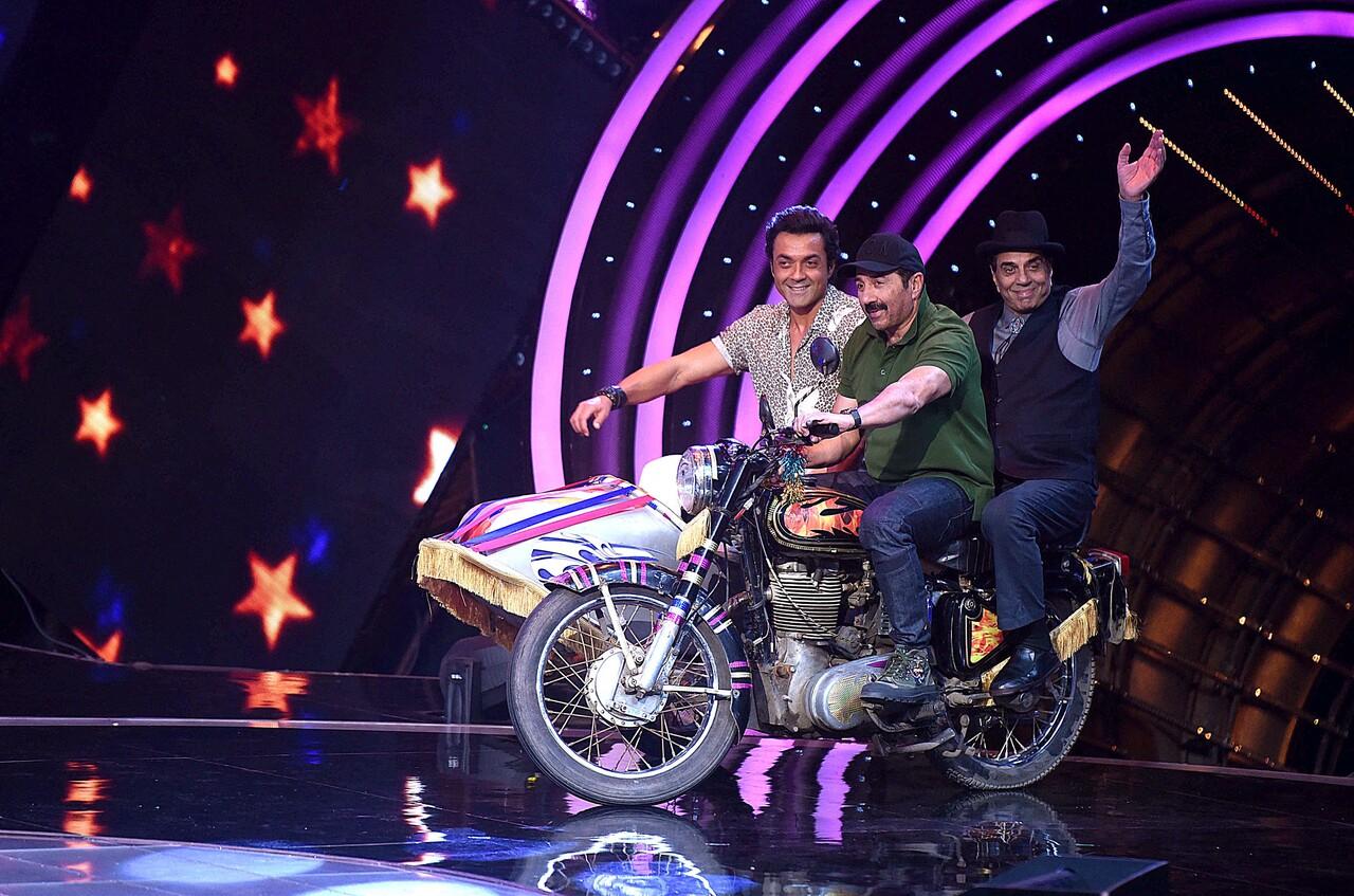 Dharmendra has shared screen space with sons Sunny and Bobby in films like Yamla Pagla Deewana and Apne. The sons are seen taking care of their father.